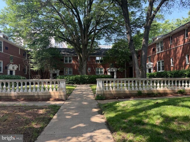Building Photo - 100 N George Mason Dr