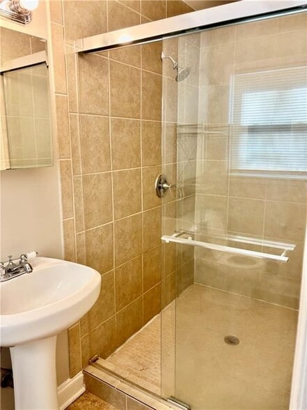 Building Photo - 150 Thompson Pl