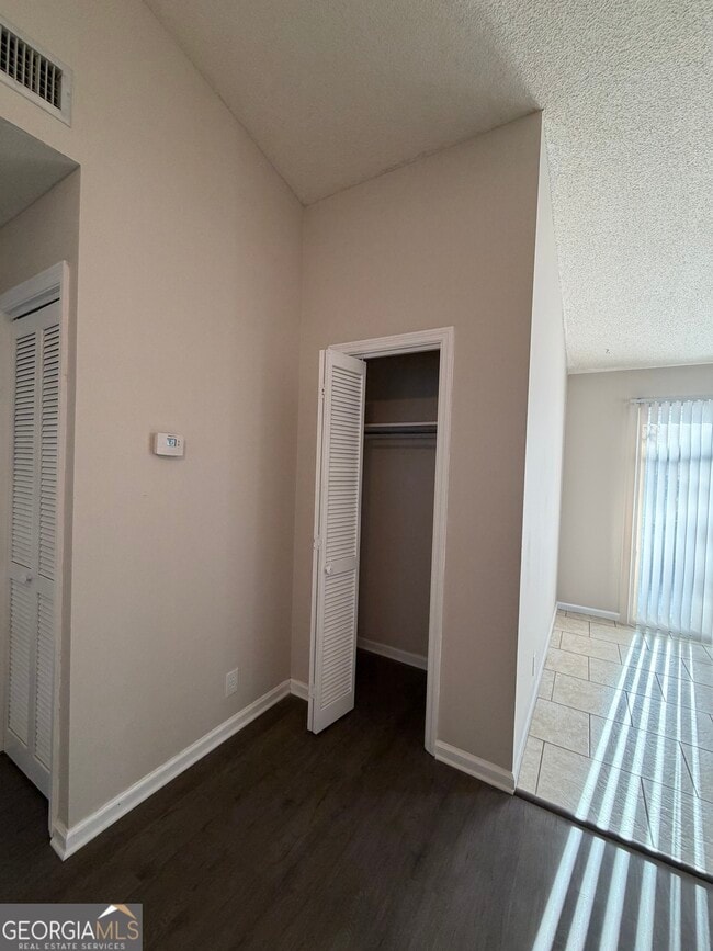 Building Photo - 107 Pineneedle Ct