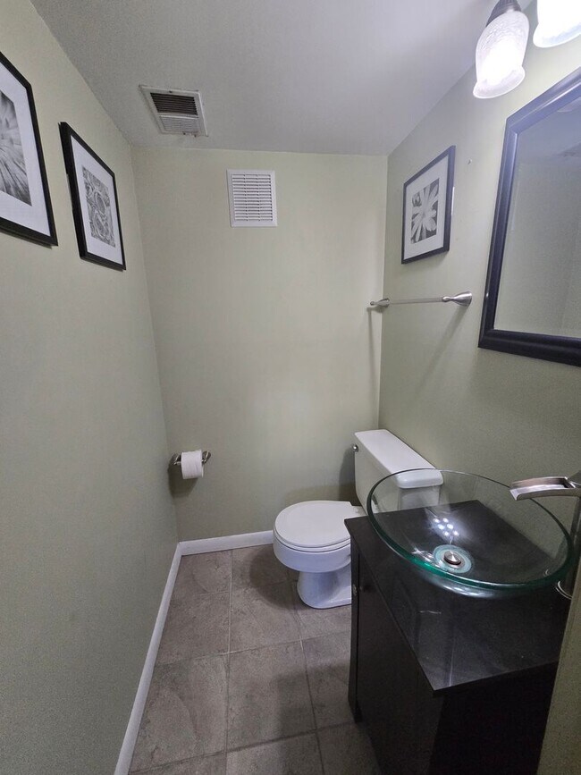 Building Photo - AVAILABLE NOW! Adorable 3 Bedroom Split Entry Home - Monroeville PA