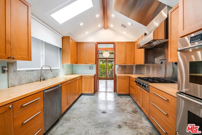 Building Photo - 445 Westmount Dr