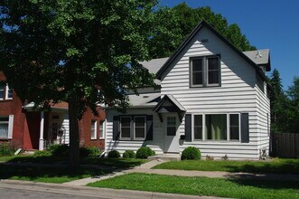 Building Photo - Large Garage!! Large 3 Bedroom House in Midway near Green Line