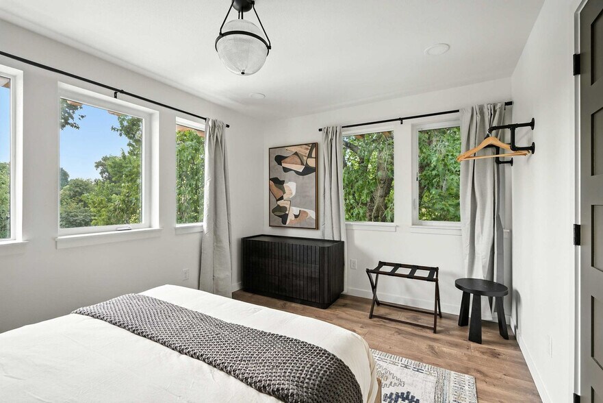 Building Photo - 925 NE 23rd Ave