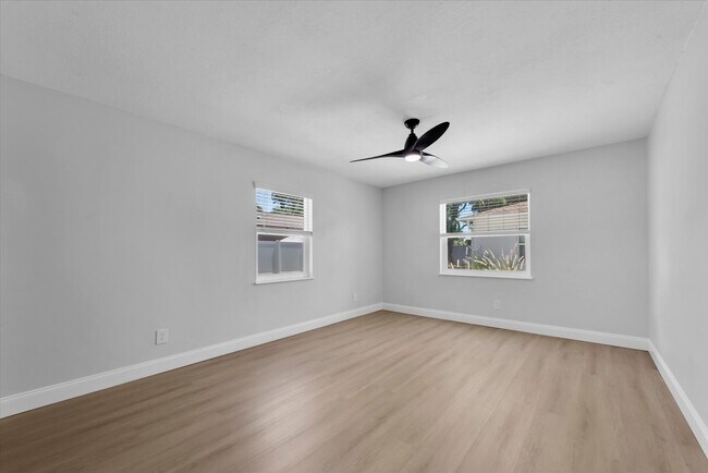 Building Photo - 3009 W Binnicker Ave