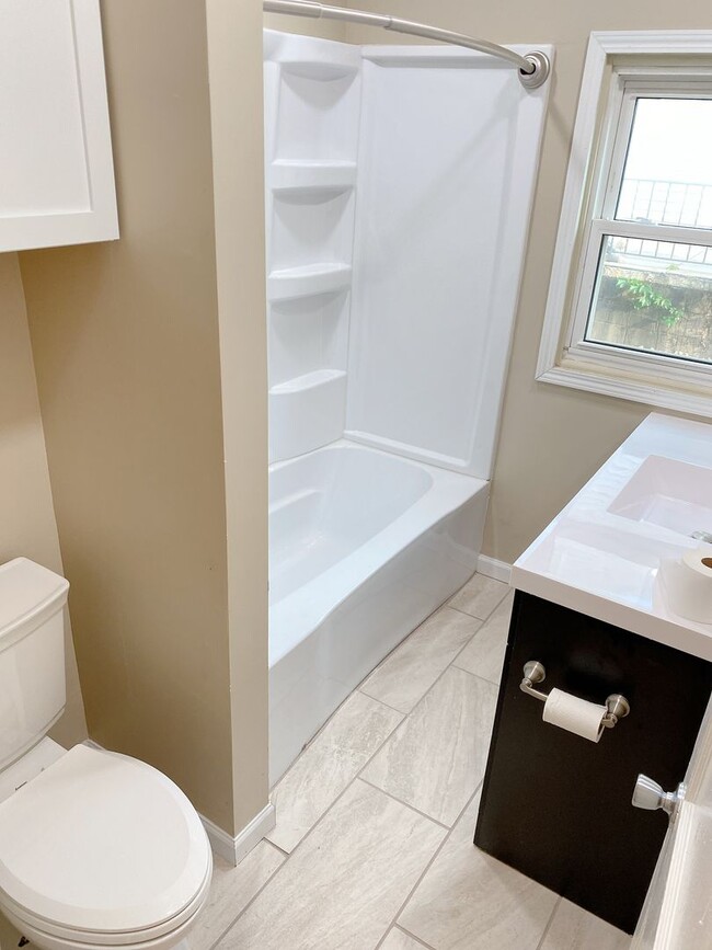 Building Photo - Beautifully updated 5 bed 2 bath house $2200 *MOVE IN SPECIAL*