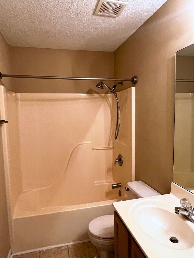 Building Photo - Charming 4/2 with fenced in yard