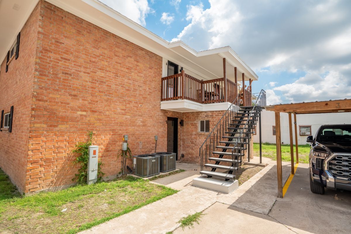 Building Photo - 1107 Shasta Ave W