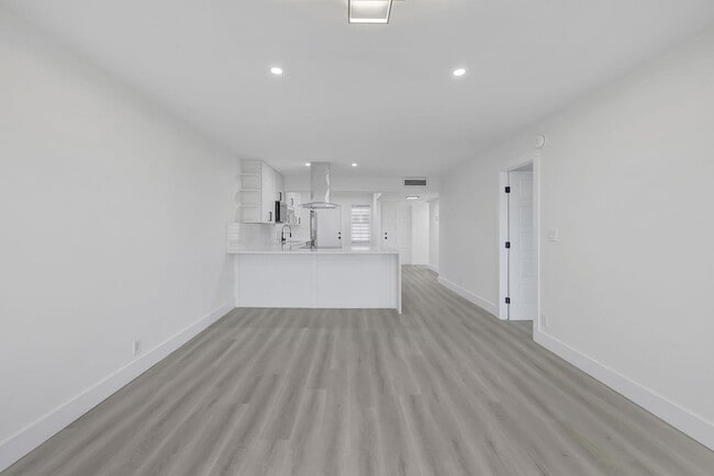 Building Photo - 3050 N Palm Aire Dr