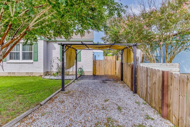 Building Photo - Adorable Navy Point Cottage!