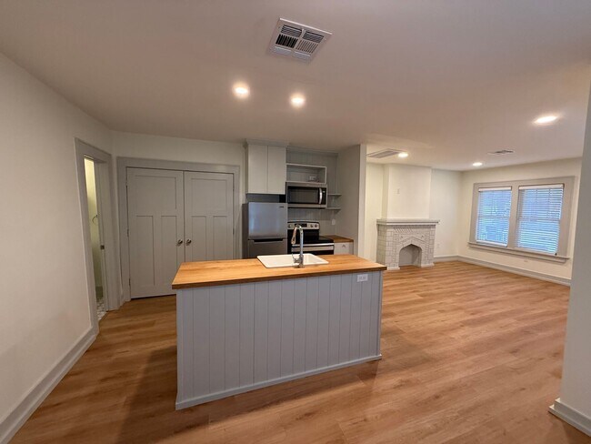 Building Photo - Updated 1 Bedroom for Rent!