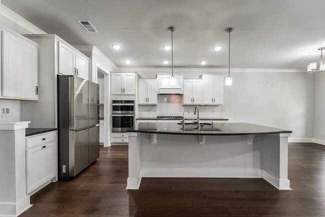 Building Photo - Exquisite Executive Home in the Heart of S...