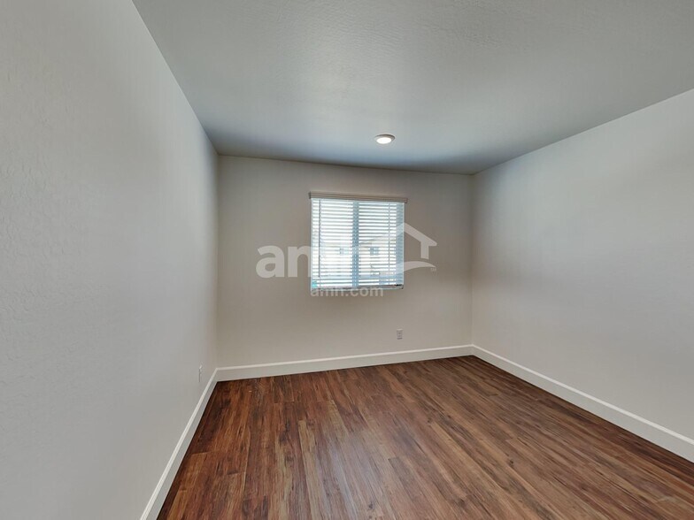 Building Photo - 17157 W Lawrence Ln