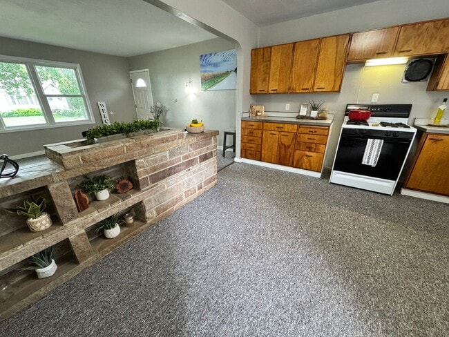 Building Photo - 2 bed, 1 bath home for rent in Hudson available IMMEDIATELY