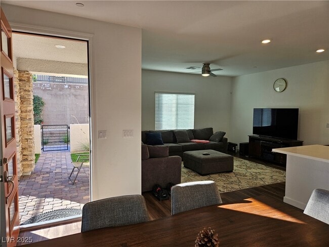 Building Photo - 600 N Carriage Hill Dr