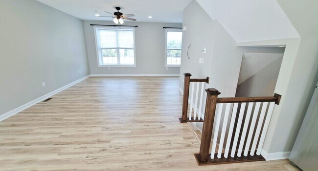 Building Photo - 3 Bed / 2-1/2 Bath Single Family Townhome ...
