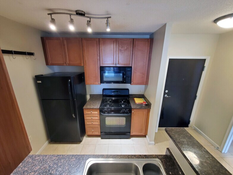 Kitchen - 851 N Glebe Rd