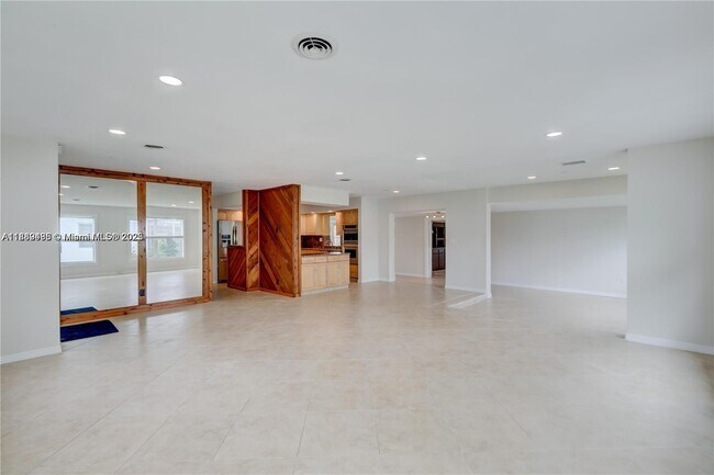 Building Photo - 308 N Crescent Dr