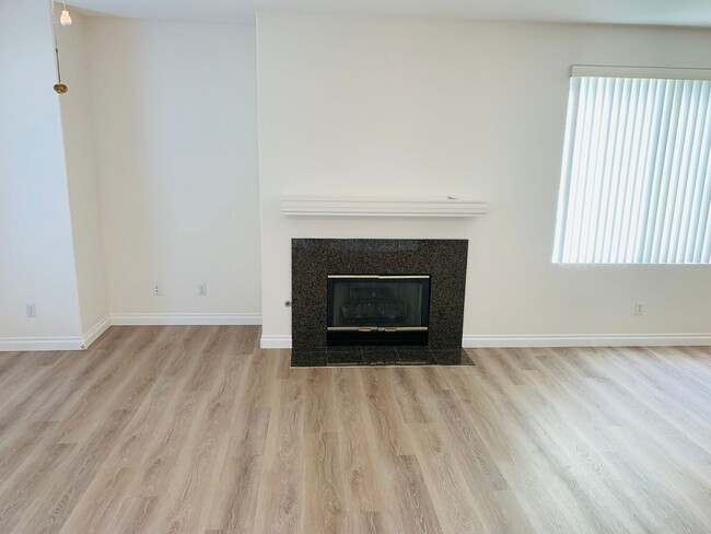 Building Photo - Large 4 bedroom home for lease in the hear...