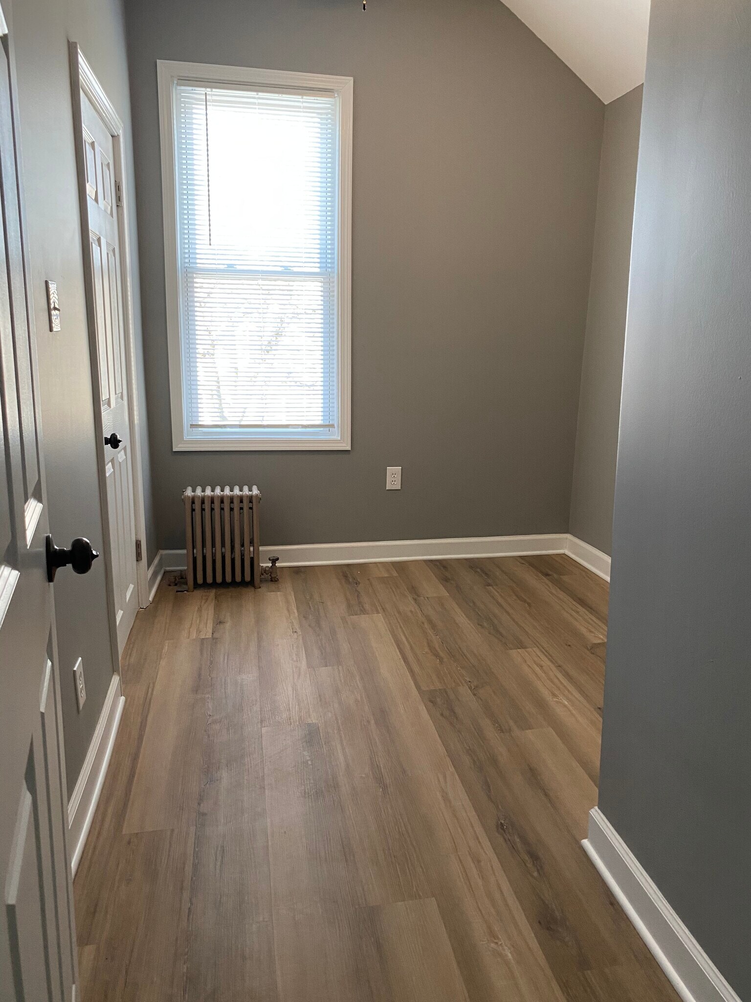 1st bedroom - 9243 S Manistee Ave