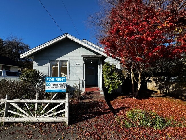Building Photo - Sit out with your pet on the patio of this Arcata home!