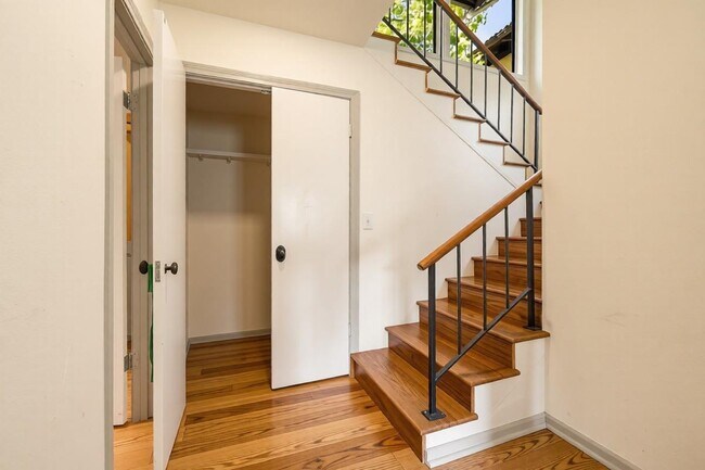 Building Photo - 990 Miramonte Dr