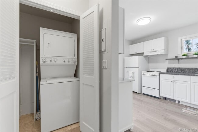 Building Photo - 120 Greenlawn Rd