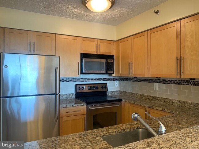 Building Photo - 10101 Grosvenor Pl