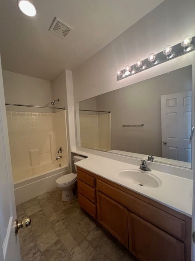 Building Photo - Single Story 3 Bedroom Home in Lincoln Acr...