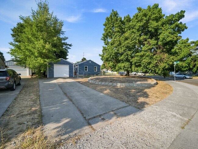 Building Photo - 6011 N Braeburn Dr
