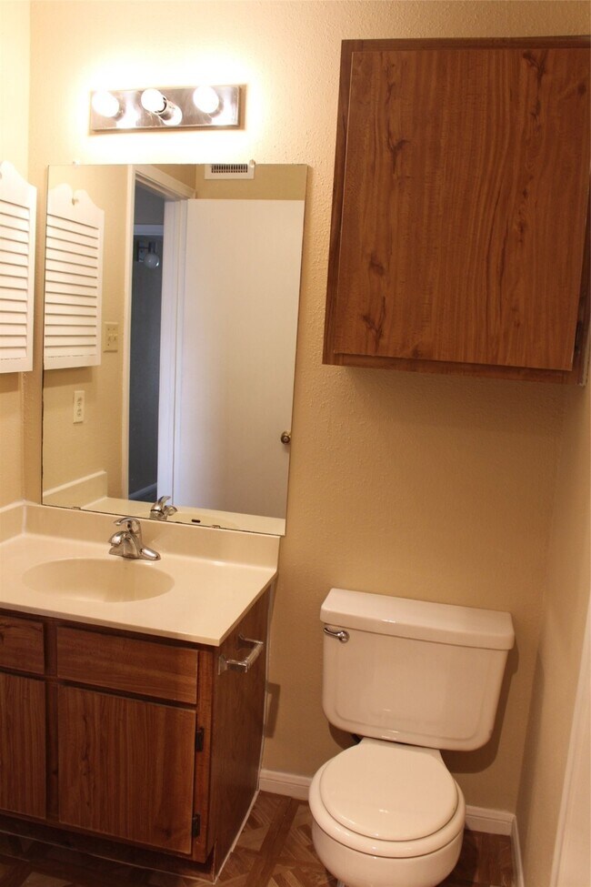 Building Photo - 16111 Aspenglenn Dr
