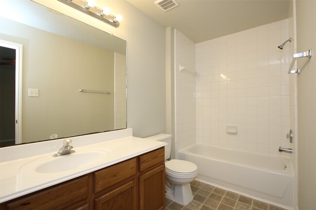 Building Photo - 527 Richcrest Dr
