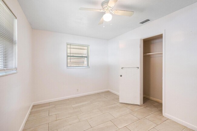 Building Photo - 6111 NW 43rd Ave