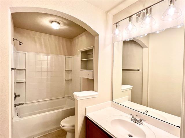 Building Photo - 2639 Blackstone Dr