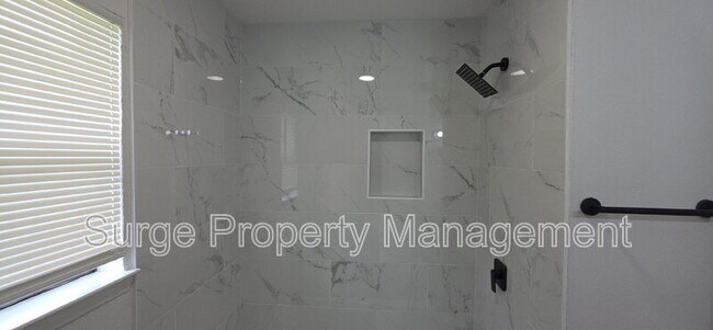 Building Photo - 227 Vista Way