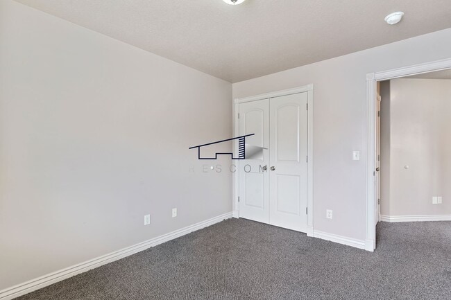 Building Photo - Fantastic Ogden 3 Bedrooom Townhouse!