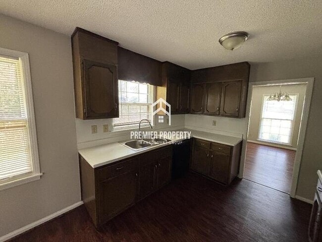 Building Photo - 135 Fox Hill Ct