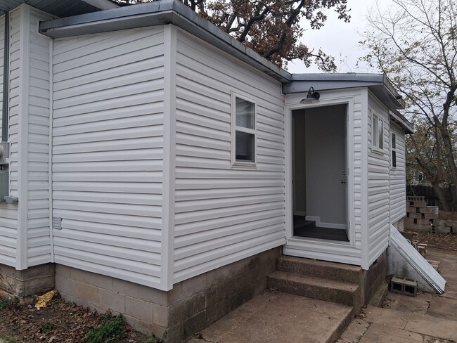Building Photo - 602 S Oak St