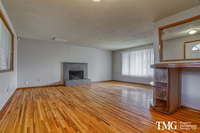 Building Photo - Charming single-family home!