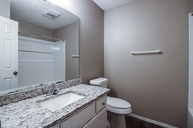 Building Photo - Cozy & Updated