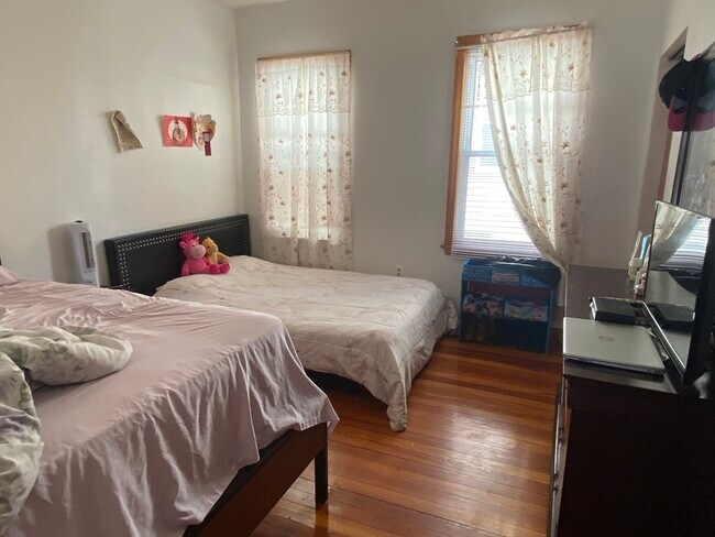 Building Photo - 9 Starbird St