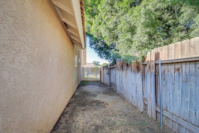 Building Photo - Spacious Home in SW Bakersfield!