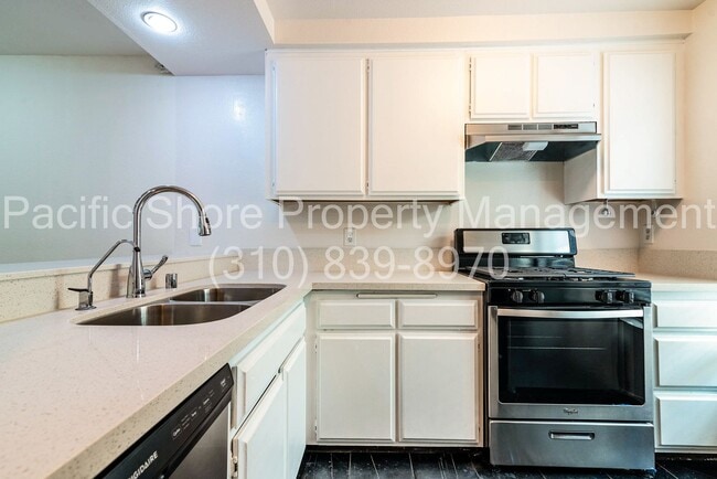 Building Photo - 2-Bed, 2-Bath Townhouse with Private Patio...