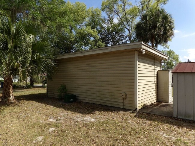 Building Photo - Orange City 3 Bedrooms 2 Bath 900 SQ FT Call Carole Arcaro 386-216-4900