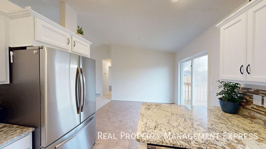 Building Photo - Stunning 4-Bedroom 2-Bathroom Home with Fully Fenced Yard