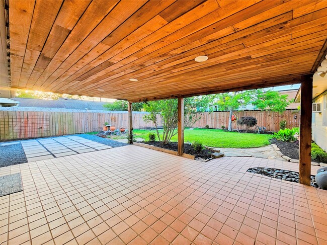 Building Photo - 2527 Willowby Dr