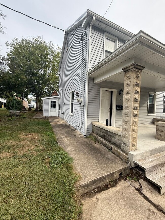 Building Photo - 2 bedroom possibly 3 with oversized Garage...