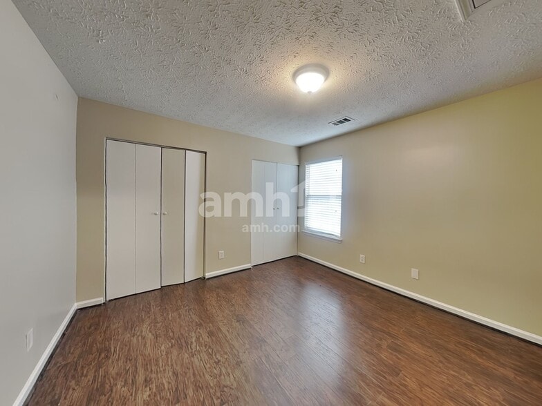 Building Photo - 450 Crested View Dr