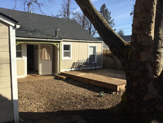 Building Photo - 2 Bedroom House in Eugene