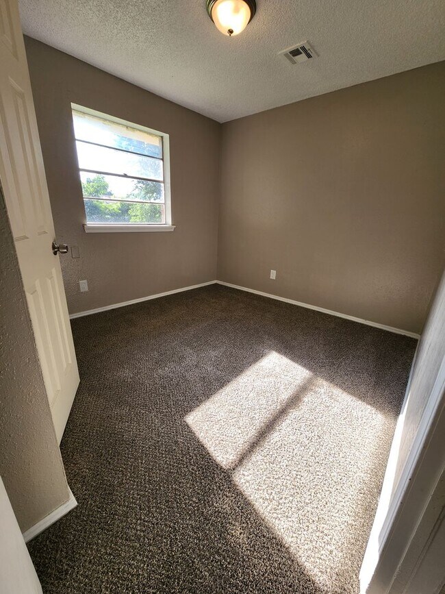 Building Photo - 5 Bed 1.5 Bath Home in Midwest City!