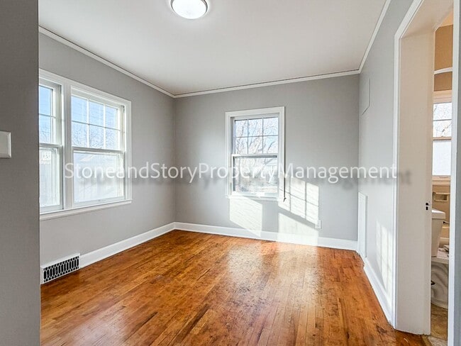 Building Photo - Large 2 story home in Oakland with large garage